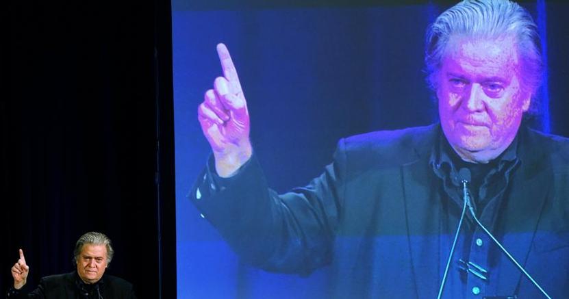 Steve Bannon durante una conferenza a New York